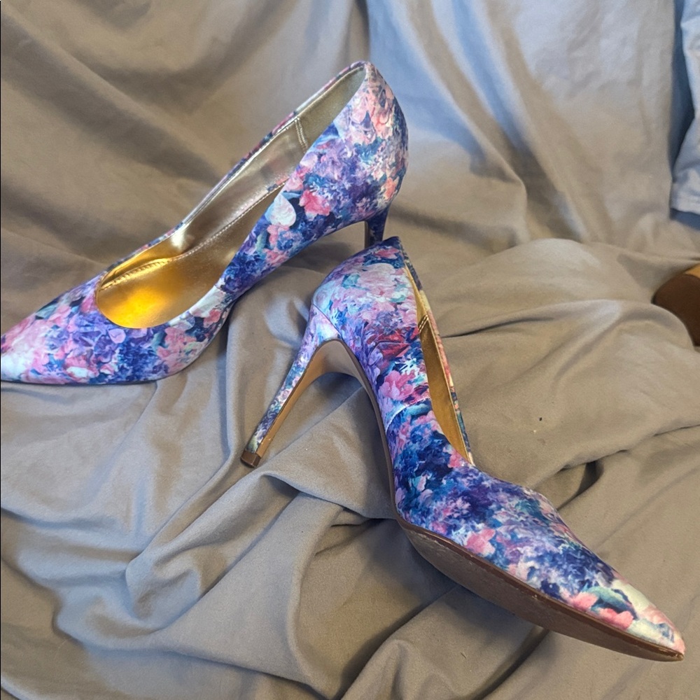 Sears size 8 stunning Stylish Floral Heels - Pink and Purple